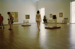 Voir le détail de cette oeuvre: nude visiting an exhibition