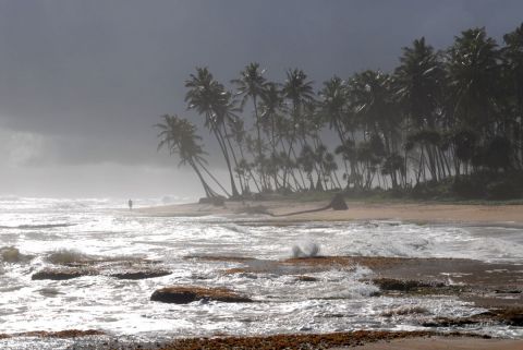 La mousson  approche sur la plage de galle - Photo - oliwood