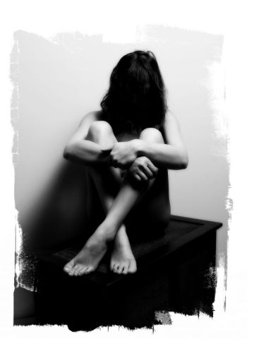 Femme assise sur coffre - Photo - mdk