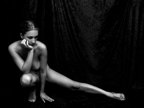 femme accroupie - Photo - mdk
