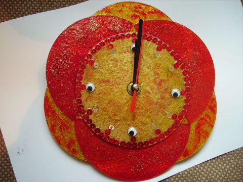 horloge rouge et jaune - Artisanat - olby