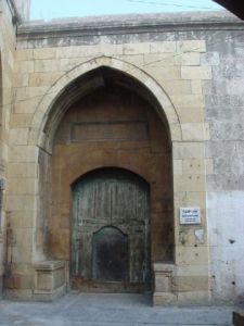 Voir cette oeuvre de Nahed Koussa: Porte d'Alep 8