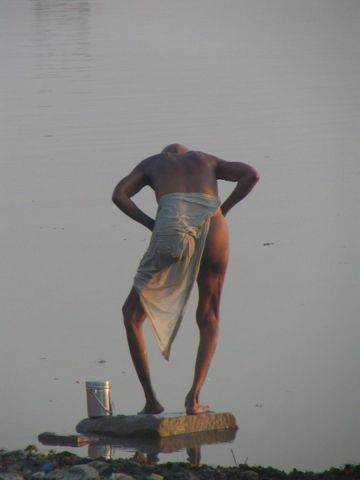 Homme faisant sa toilette sur les bords du Ganges, Bénarès - Photo - Doriane Metz