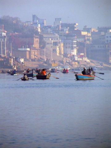 Barques remontant le Ganges tôt le matin à Bénarès - Photo - Doriane Metz