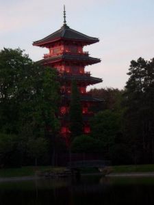 Voir cette oeuvre de Jean-Louis Jamsin: La tour japonaise