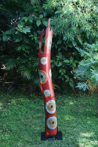 L'artiste ANTOINE MELLADO - Totem bambou rouge.