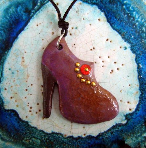 L'artiste coralie zabo bellal - bijou collier chaussure talon aiguille en céramique
