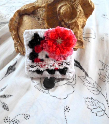 L'artiste coralie zabo bellal - broche bijou rock au crochet
