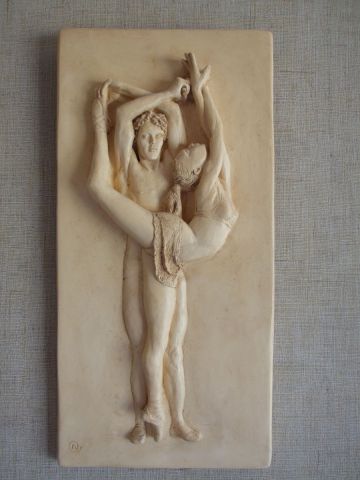 L'artiste naga - sculpture de danseurs bas relief ocre jaune