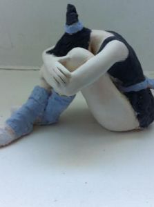 Sculpture de monique josie: danseuse au repos