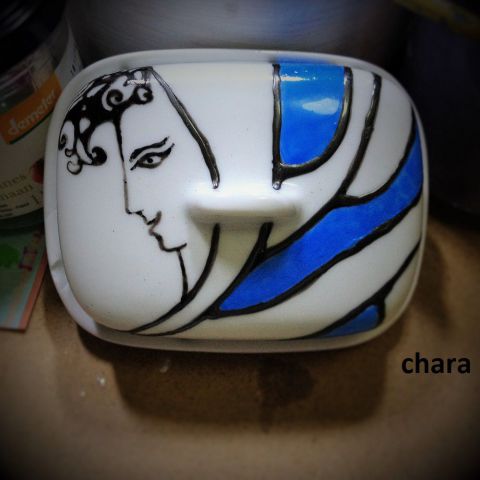 L'artiste chara - Visage doux sur porcelaine peint à la main