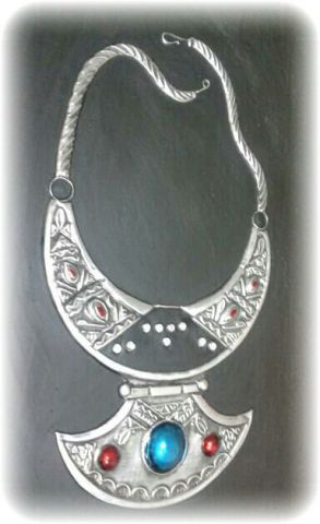 L'artiste Amaouche - colier tagui